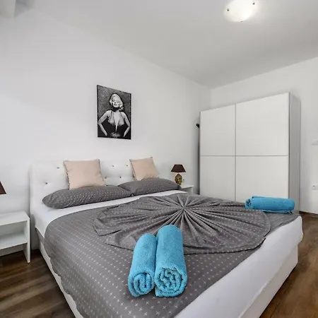 With 3 Bedrooms Feriehus Poreč