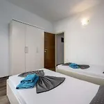 With 3 Bedrooms 포레치